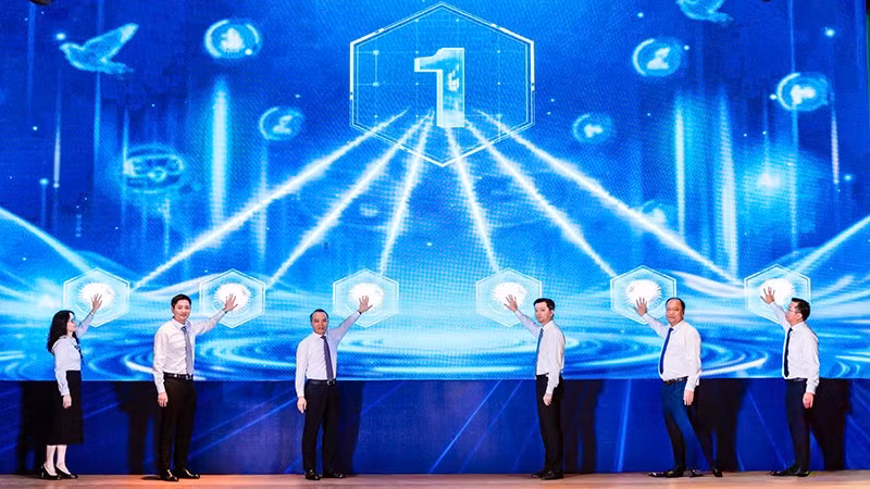 Đại diện Trung ương Đoàn, Trung ương Hội Sinh viên Việt Nam và các đơn vị liên quan thực hiện nghi thức khởi động Cuộc thi.