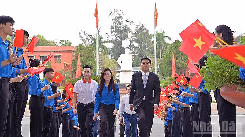 Bí thư Trung ương Đoàn, Chủ tịch Hội đồng Đội Trung ương Hồ Hồng Nguyên (áo xanh, ở giữa) đón đoàn đại biểu “Hành trình đỏ nghiên cứu, học tập” năm 2026 tại Việt Nam. (Ảnh: LINH PHAN)