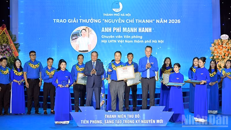 Các cán bộ Hội tiêu biểu nhận Giải thưởng "Nguyễn Chí Thanh" lần thứ nhất, năm 2026 của Thủ đô Hà Nội. (Ảnh: LINH PHAN)
