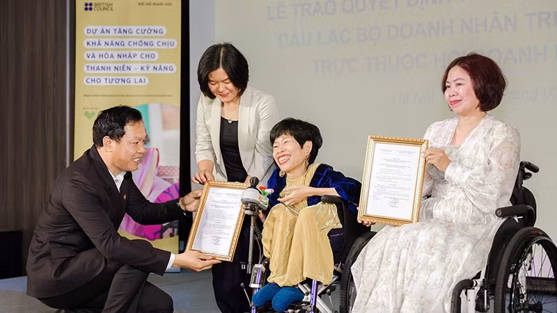 Đại diện Trung ương Hội Doanh nhân trẻ Việt Nam trao quyết định bổ nhiệm Chủ tịch Câu lạc bộ "Doanh nhân trẻ tạo tác động xã hội" đối với chị Nguyễn Thị Vân (thứ hai từ phải sang).