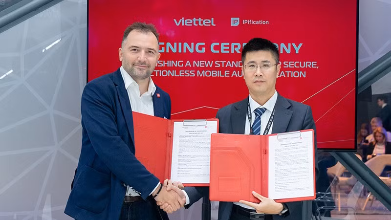 Đại diện Viettel Telecom và IPification ký kết Biên bản ghi nhớ hợp tác tại MWC 2026. Từ trái sang: ông Stefan Kostic, CEO IPification và ông Lê Mạnh Tấn, Phó Tổng Giám đốc Viettel Telecom.