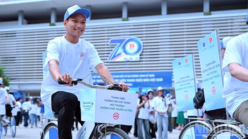 Các bạn trẻ đạp xe tuyên truyền xây dựng môi trường không khói thuốc lá tại Lễ mít-tinh sáng 17/10. (Ảnh: LINH PHAN)