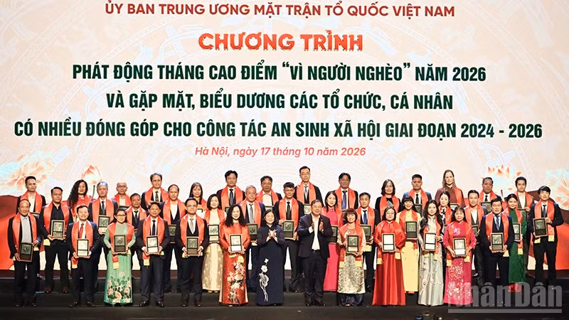 Các đồng chí Bùi Thị Minh Hoài, Phạm Gia Túc tuyên dương những tổ chức, cá nhân có nhiều đóng góp cho công tác an sinh xã hội giai đoạn 2024-2026. (Ảnh: LINH PHAN)