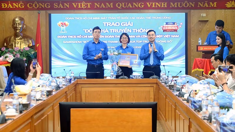 Ban tổ chức trao giải Cuộc thi “Bứt tốc Tháng Thanh niên-Đua top truyền thông số” tại hội nghị.