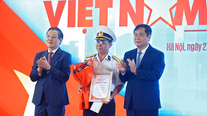 Chủ tịch Hội Nông dân Việt Nam Lương Quốc Đoàn (bên trái) và Phó Trưởng Ban Tuyên giáo và Dân vận Trung ương Phan Xuân Thủy trao giải Nhất cuộc thi viết "Việt Nam trong tôi".