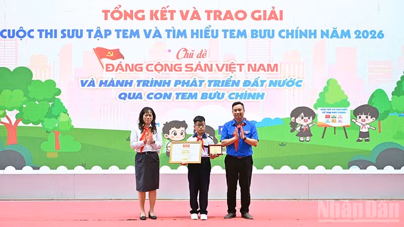 Đại diện Ban tổ chức trao Giải Đặc biệt tặng thí sinh Đặng Trung Hiếu.