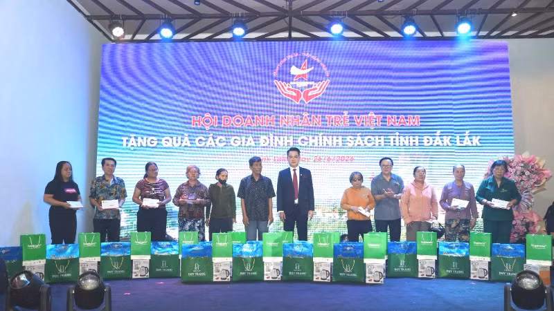 Đồng chí Hoàng Bình Quân, nguyên Ủy viên Trung ương Đảng, nguyên Trưởng Ban Đối ngoại Trung ương, Chủ tịch danh dự Hội Doanh nhân trẻ Việt Nam và Chủ tịch Hội Doanh nhân trẻ Việt Nam Đặng Hồng Anh (thứ 4 và 6 từ phải sang) trao quà tặng đại diện các gia đình chính sách, hoàn cảnh khó khăn. 