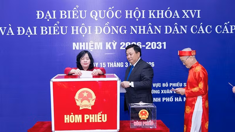 Các đồng chí Bùi Thị Minh Hoài, Nguyễn Xuân Thắng và ông Phạm Minh Trọng, đảng viên cao tuổi bỏ những lá phiếu đầu tiên tại khu vực bỏ phiếu số 7 (đơn vị bầu cử số 2, tổ dân phố số 9 và 10, phường Xuân Đỉnh, Hà Nội).