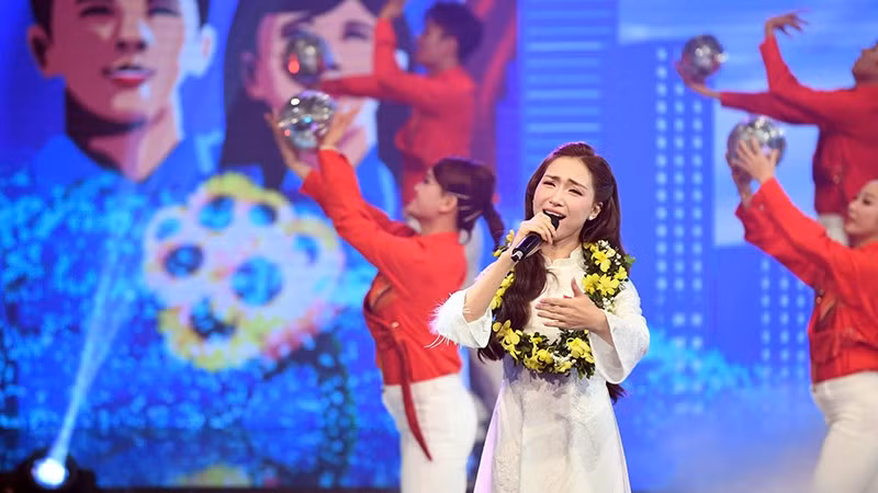 Gương mặt trẻ Việt Nam tiêu biểu năm 2025 Hòa Minzy trình bày một ca khúc về thanh niên tại buổi lễ.