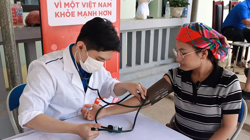 Các y, bác sĩ tình nguyện khám bệnh, tư vấn sức khỏe miễn phí cho người dân địa phương. (Ảnh: Trung ương Hội Thầy thuốc trẻ cung cấp)