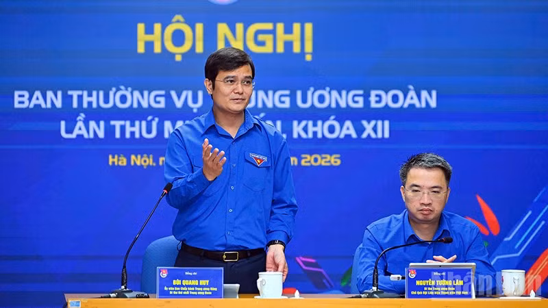 Bí thư thứ nhất Trung ương Đoàn Bùi Quang Huy (bên trái) điều hành Hội nghị.