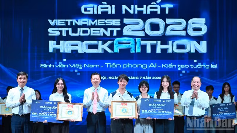 Đại diện Ban tổ chức Cuộc thi trao giải Nhất tặng các cá nhân, đội tuyển xuất sắc của các bảng đấu. (Ảnh: Báo Nhân Dân)