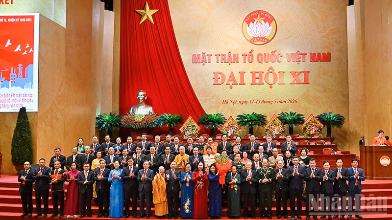 Các đồng chí lãnh đạo Đảng, Nhà nước và Đoàn Chủ tịch Ủy ban Trung ương Mặt trận Tổ quốc Việt Nam khóa XI tại phiên bế mạc Đại hội.