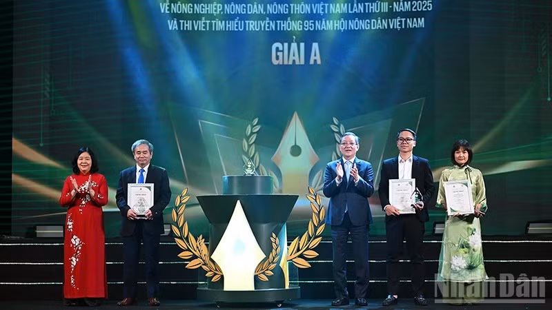Các đồng chí Bùi Thị Minh Hoài, Lương Quốc Đoàn (lần lượt thứ nhất và ba từ trái sang) trao giải A Giải báo chí và giải A Cuộc thi viết cho các tác giả, đại diện nhóm tác giả tiêu biểu.