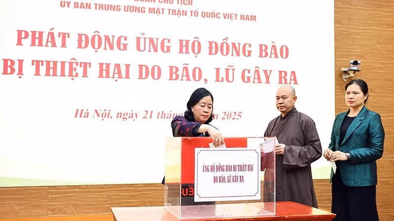 Đồng chí Bùi Thị Minh Hoài, Ủy viên Bộ Chính trị, Bí thư Trung ương Đảng, Chủ tịch Ủy ban Trung ương Mặt trận Tổ quốc Việt Nam và các đại biểu ủng hộ đồng bào bị thiệt hại do bão lũ gây ra.