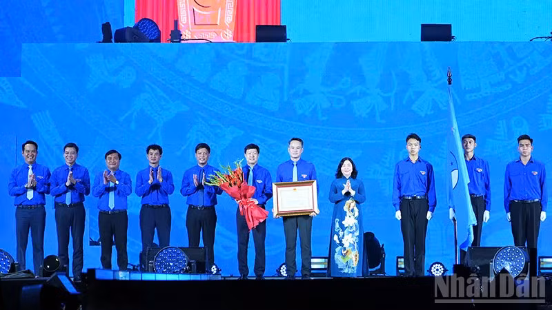 Đồng chí Bùi Thị Minh Hoài trao Huân chương Lao động hạng Nhất tặng Hội Liên hiệp thanh niên Việt Nam. (Ảnh: LINH PHAN)