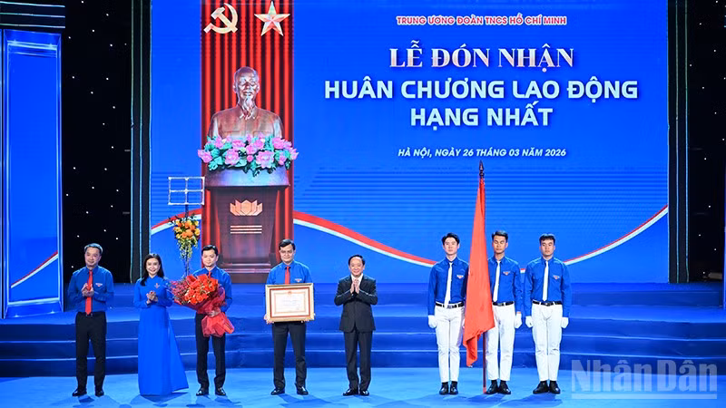 Đồng chí Trịnh Văn Quyết thay mặt lãnh đạo Đảng, Nhà nước trao Huân chương Lao động hạng Nhất tặng Trung ương Đoàn Thanh niên Cộng sản Hồ Chí Minh.