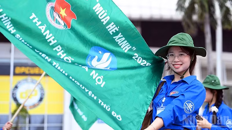 Chiến sĩ tình nguyện "Mùa hè xanh" của thành phố Hà Nội lên đường đến các địa bàn biên giới. (Ảnh: LINH PHAN)