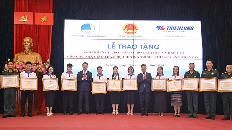 Thứ trưởng Giáo dục và Đào tạo Lê Quân cùng Bí thư Trung ương Đoàn, Chủ tịch Hội Liên hiệp Thanh niên Việt Nam Nguyễn Tường Lâm trao Bằng khen tặng các nhà giáo tại chương trình.