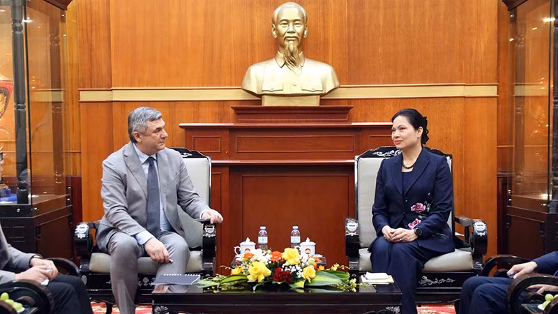 Đồng chí Hà Thị Nga và ông Vyacheslav Gennadievich Kalganov tại buổi tiếp.