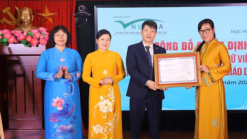 Ban Giám đốc Học viện Phụ nữ Việt Nam đón nhận Giấy chứng nhận học viện đạt chuẩn chất lượng cơ sở giáo dục chu kỳ 2.