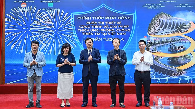 Đại diện Ủy ban Trung ương Mặt trận Tổ quốc Việt Nam và các đơn vị liên quan thực hiện nghi thức phát động cuộc thi.