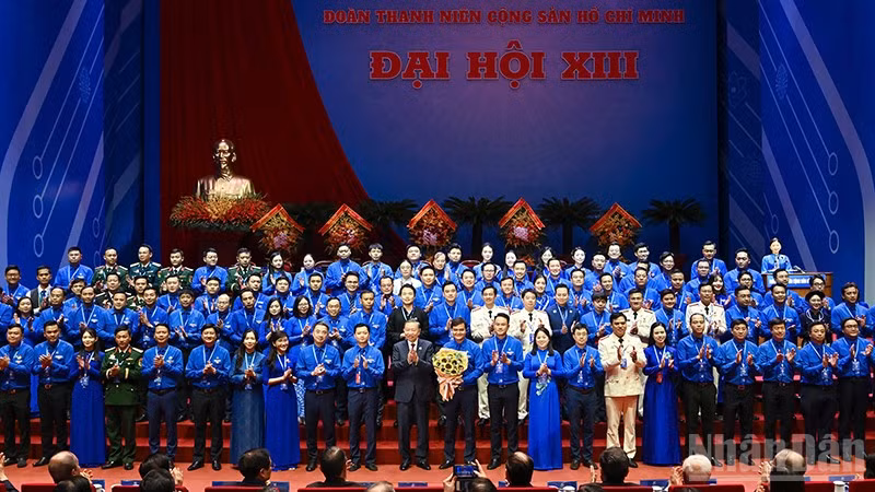 Tổng Bí thư, Chủ tịch nước Tô Lâm tặng hoa chúc mừng Ban Chấp hành Trung ương Đoàn khóa XIII, nhiệm kỳ 2026-2031.
