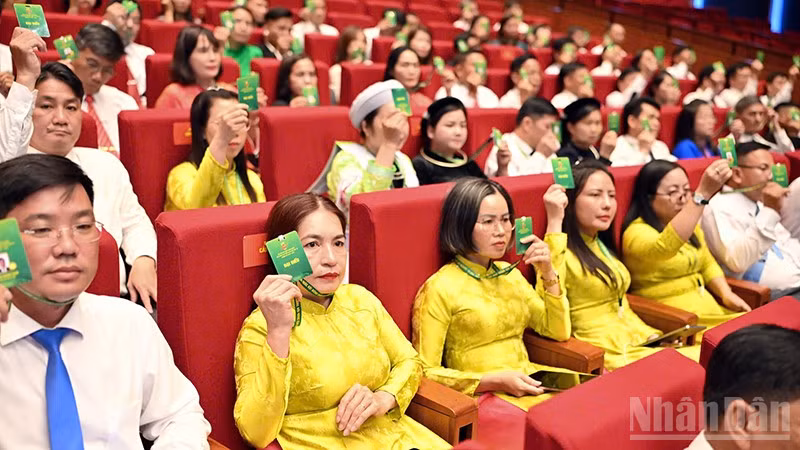Các đại biểu biểu quyết tại Đại hội toàn quốc Hội Nông dân Việt Nam lần thứ IX.