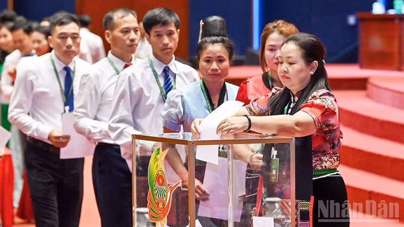 Các đại biểu tiến hành bỏ phiếu bầu tại Đại hội.