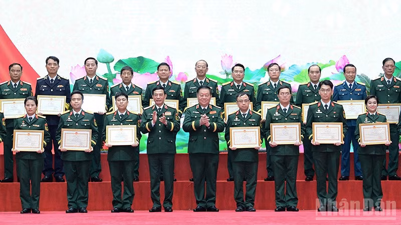 Các đồng chí Phan Văn Giang, Nguyễn Trọng Nghĩa (lần lượt thứ 4 và 5 từ trái sang, hàng đầu) trao Bằng khen tặng những tác giả, đại diện nhóm tác giả tiêu biểu giành Giải thưởng "Tuổi trẻ sáng tạo trong quân đội" lần thứ 26. (Ảnh: MAI TÙNG)