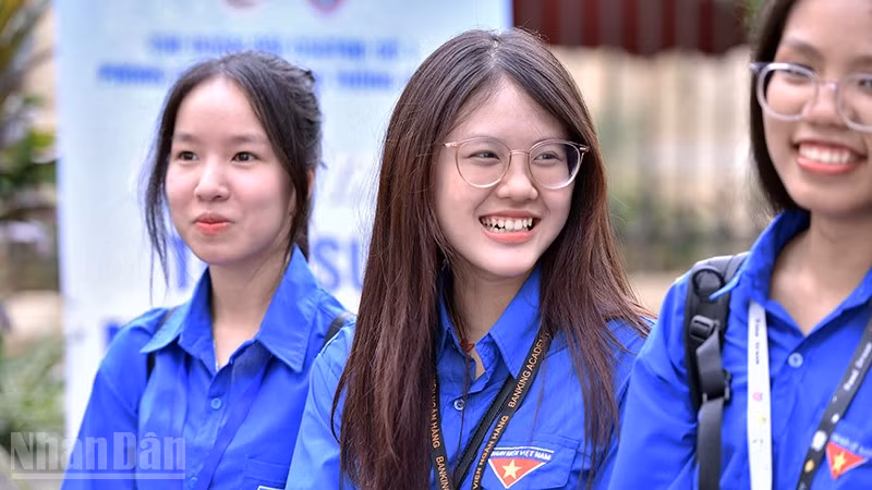 Đoàn viên, thanh niên thành phố Hà Nội tham gia tình nguyện trong Chiến dịch "Tiếp sức mùa thi" năm 2025.