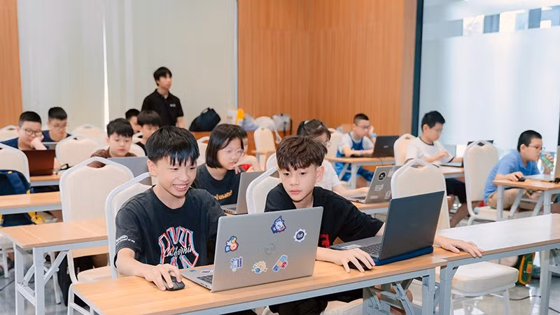 Học viên của Code Adventure 2026 trong ngày khai giảng.