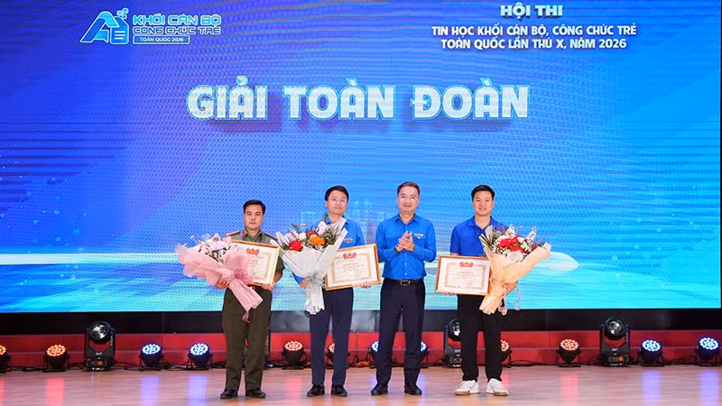 Đồng chí Nguyễn Tường Lâm, Bí thư Trung ương Đoàn (thứ 2 từ phải sang) trao giải toàn đoàn tặng đại diện các tập thể. (Ảnh: Trung ương Đoàn cung cấp)