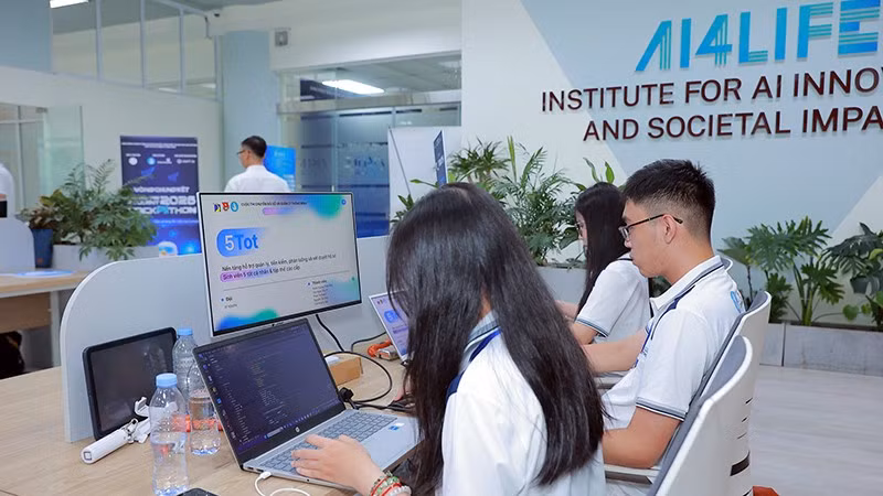 Các thí sinh chuẩn bị trước khi bước vào vòng đấu kéo dài 24 giờ không nghỉ. (Ảnh: Trung ương Hội Sinh viên Việt Nam cung cấp)