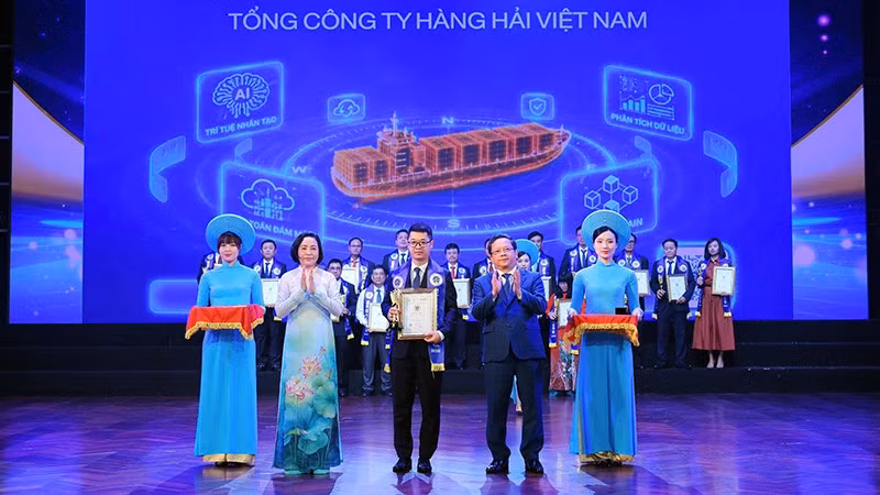 Phó Chủ tịch Quốc hội Nguyễn Thị Thanh (thứ 2 từ trái sang) cùng đại diện Ban tổ chức trao phần thưởng tặng một số đơn vị xuất sắc tại chương trình.