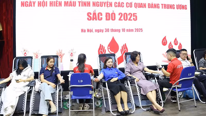 Phó Bí thư Thường trực Đảng ủy các cơ quan Đảng Trung ương Nguyễn Thị Hoàng Vân, Bí thư Đoàn Thanh niên các cơ quan Đảng Trung ương Trần Thị Ngọc Quỳnh (thứ 5 và 4 từ trái sang) cùng hiến máu với đoàn viên, thanh niên tại Ngày hội.