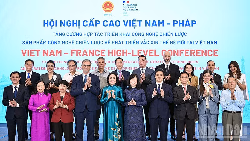 Phó Chủ tịch Quốc hội Nguyễn Thị Thanh, Bộ trưởng Y tế Đào Hồng Lan (thứ 5 và 6 từ trái qua, hàng đầu) cùng đại diện các cơ quan, đơn vị liên quan tại hội nghị.