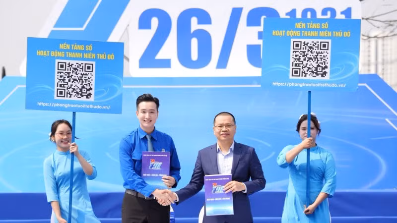 Đại diện Đoàn Thanh niên thành phố Hà Nội và các đơn vị liên quan trao biên bản phối hợp ra mắt nền tảng số quản lý phong trào thanh niên. 