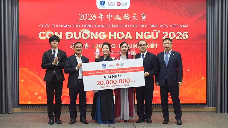 Đại diện Ban tổ chức trao giải Nhất tặng các thí sinh Nguyễn Bảo Phúc Linh và Đàm Phương Chi.