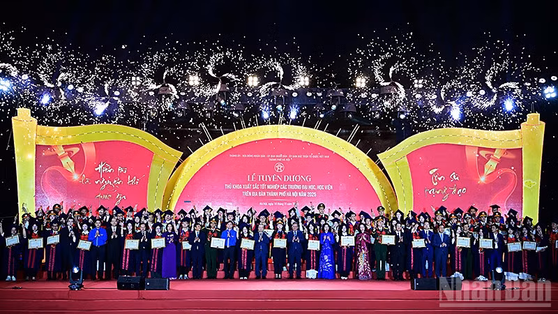 Đại diện lãnh đạo thành phố Hà Nội và các ban, bộ, ngành, đoàn thể Trung ương, địa phương cùng những thủ khoa xuất sắc của Thủ đô được tuyên dương năm nay.