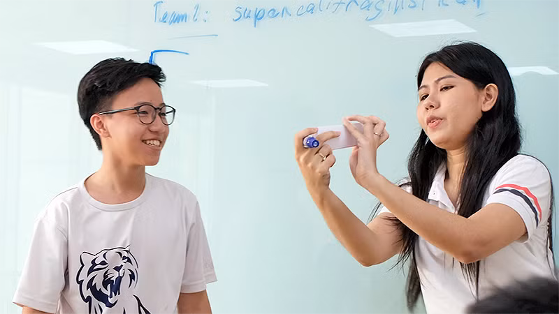 Giảng viên và học viên một trung tâm đào tạo ngoại ngữ tại Thành phố Hồ Chí Minh (Ảnh: nhân vật cung cấp)