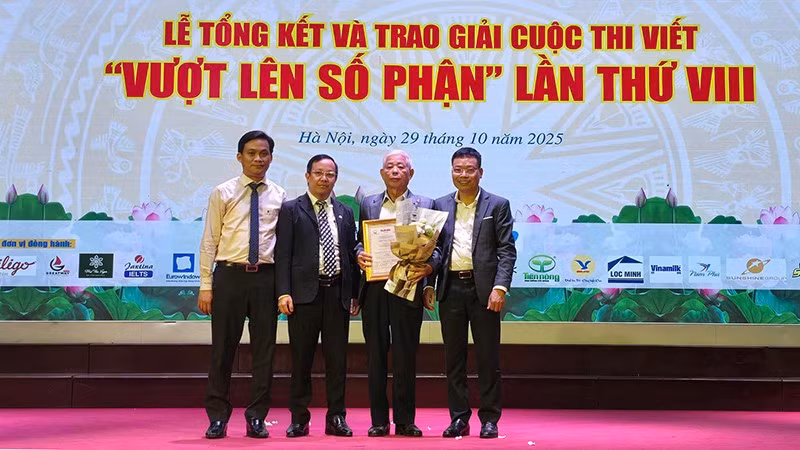 Đại diện gia đình tác giả Nguyễn Minh Châu nhận Giải Đặc biệt của Cuộc thi do cây viết nghị lực không thể có mặt vì điều kiện sức khỏe.