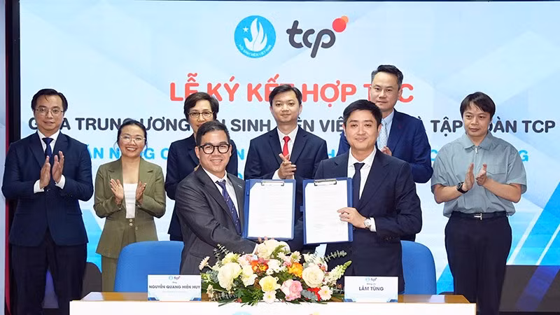 Đại diện Trung ương Hội Sinh viên Việt Nam và Tập đoàn TCP trao biên bản ký kết.