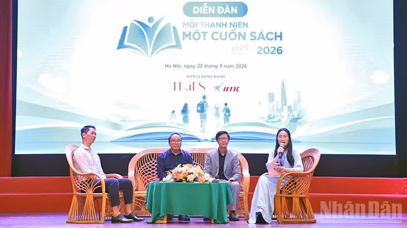 Các diễn giả trao đổi với hội viên, thanh niên tại diễn đàn. (Ảnh: LÂM HẢI)
