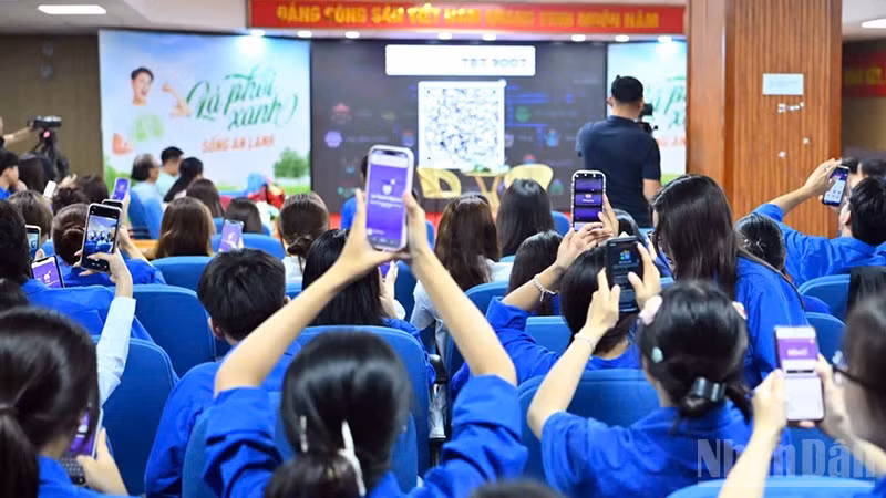 Các bạn trẻ hào hứng tham gia các nội dung tuyên truyền về bệnh hô hấp tại chương trình.