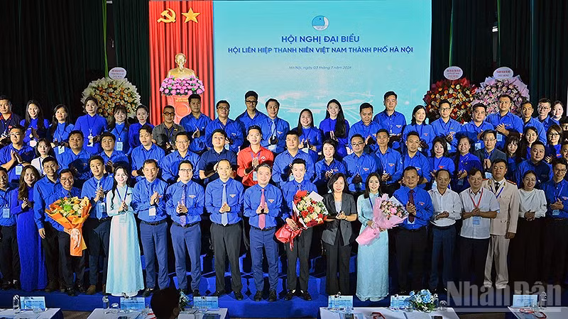 Đại diện Trung ương Đoàn, Trung ương Hội Liên hiệp thanh niên Việt Nam và các đơn vị liên quan tặng hoa chúc mừng Ủy ban Hội Liên hiệp thanh niên thành phố Hà Nội.