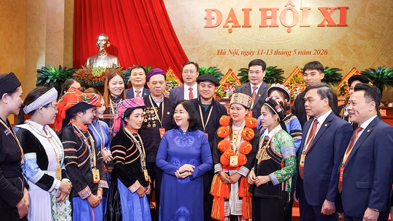 Đồng chí Bùi Thị Minh Hoài (thứ 5 từ phải sang, hàng đầu) cùng các đại biểu người dân tộc thiểu số tại Đại hội toàn quốc Mặt trận Tổ quốc Việt Nam lần thứ XI.