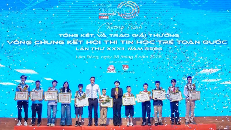 Ban tổ chức trao giải tặng các thí sinh xuất sắc nhất hội thi. (Ảnh: Trung ương Đoàn cung cấp)