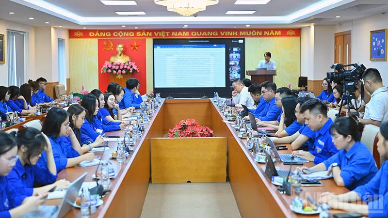 Toàn cảnh Hội nghị từ đầu cầu trực tiếp.