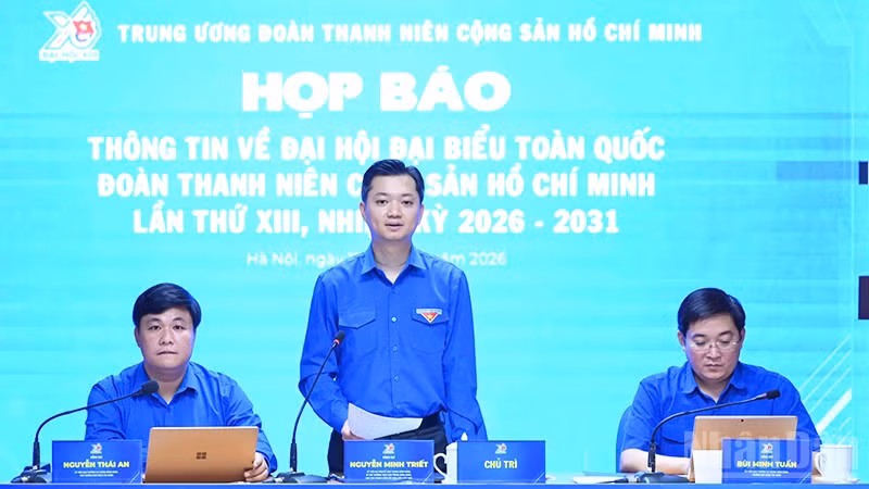 Bí thư thường trực Trung ương Đoàn, Chủ tịch Hội Sinh viên Việt Nam Nguyễn Minh Triết và các đồng chí chủ trì buổi họp báo.